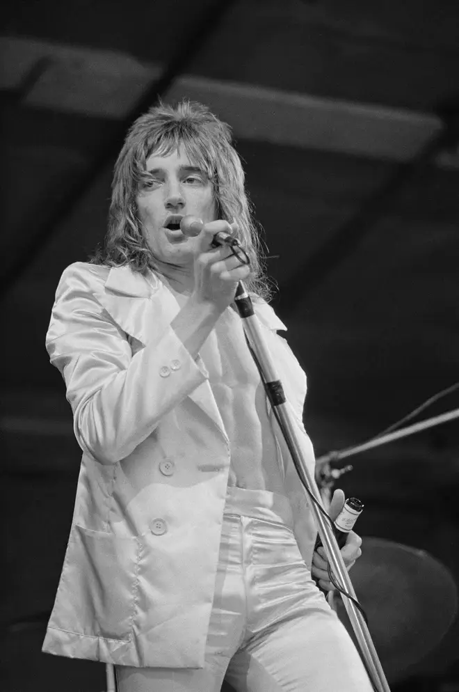 Rod Stewart with the Faces in 1971. (Photo by Michael Putland/Getty Images)
