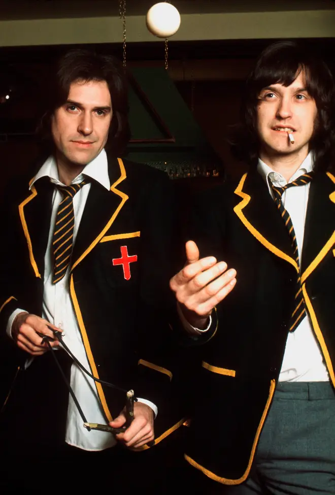 Ray Davies and Dave Davies in 1976. (Photo by Michael Putland/Getty Images)